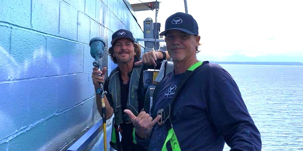 Eddie Vedder helps artist Wyland to paint a mural in Seattle -  PearlJamOnlineit