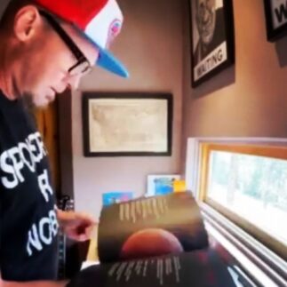 Gigaton: Jeff Ament unboxes the vinyl record