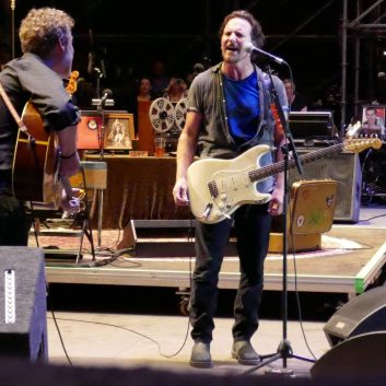 Eddie Vedder duetta con la figlia e rilegge i R.E.M. per la colonna sonora di Flag Day