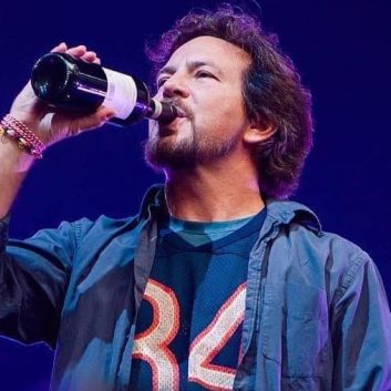 A fan sings ‘O sole mio to Eddie Vedder, he gives him a bottle of wine