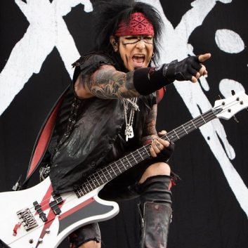 Nikki Sixx: “Eddie Vedder tries to pretend to be some guy in the ’90s”