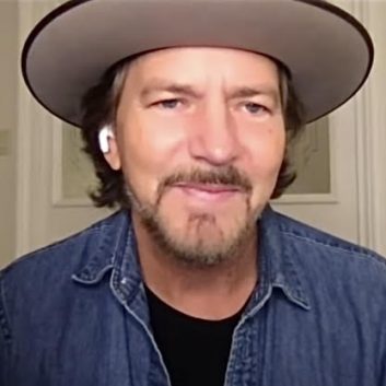 Earth Day: Eddie Vedder calls astronauts on space station