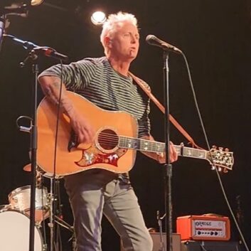 Mike McCready performs new song Crying Moon about his dear friend Chris Cornell